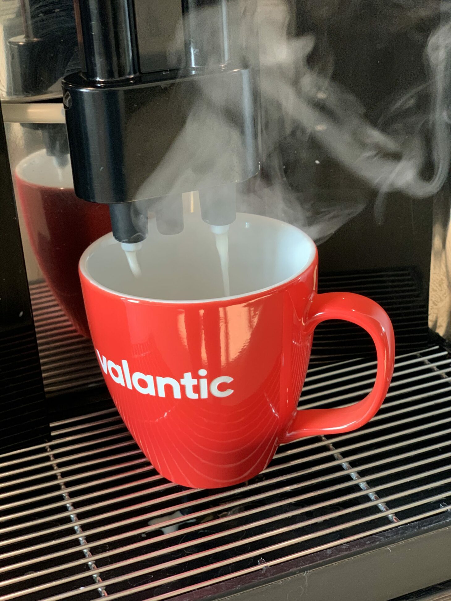 Bild einer valantic Tasse unter einer Kaffeemaschine, valantic Niederlassung valantic ERP Consulting in Köln