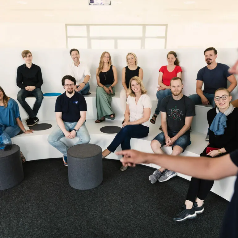 Bild von mehreren Personen in einem Aufenthaltsraum, valantic Niederlassung netz98 Mainz