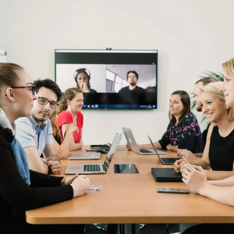 Bild eines Konferenzraumes mit mehreren Personen und Lptops, valantic Niederlassung netz98 Mainz