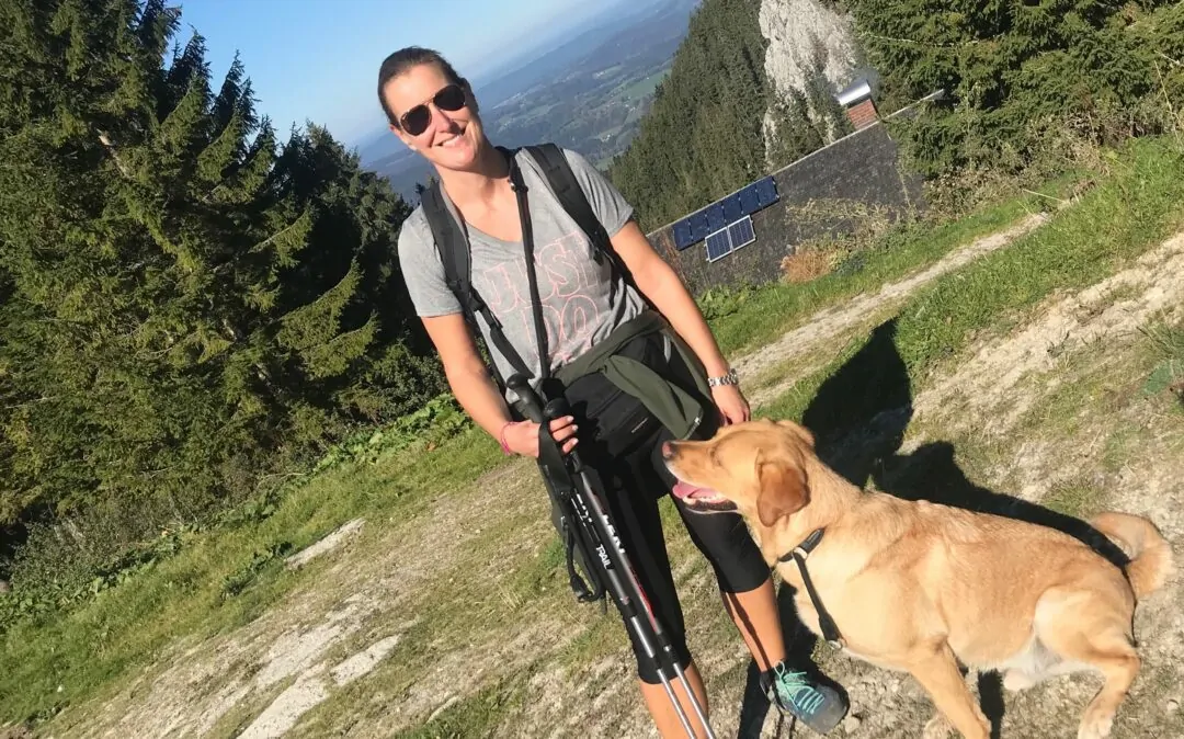 Picture of Uta Heiss, Management Assistant at valantic, with her dog in the mountains