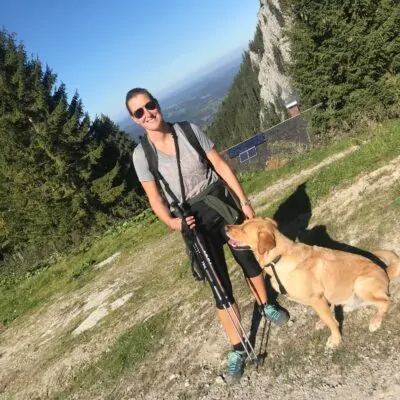 About us - Team - Picture of Uta Heiss, Management Assistant at valantic, with her dog in the mountains