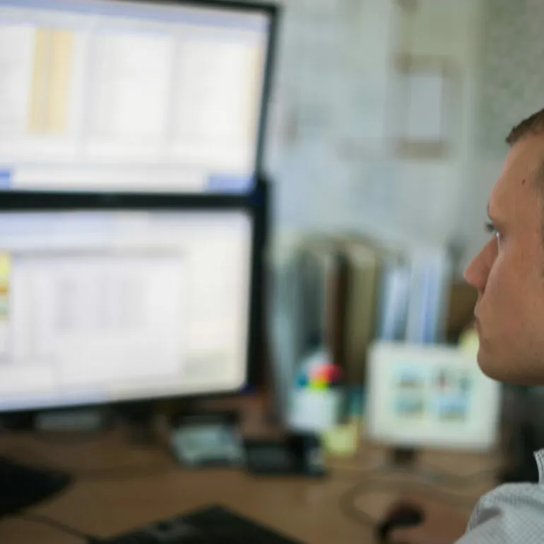 Bild eines Büros mit vielen Bildschirmen, Niederlassung valantic TS Magdeburg