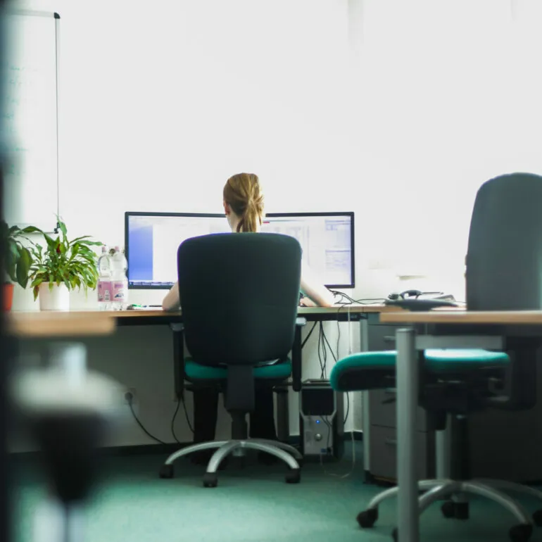 Bild eines Büros mit Schreibtischen, Niederlassung valantic TS Magdeburg