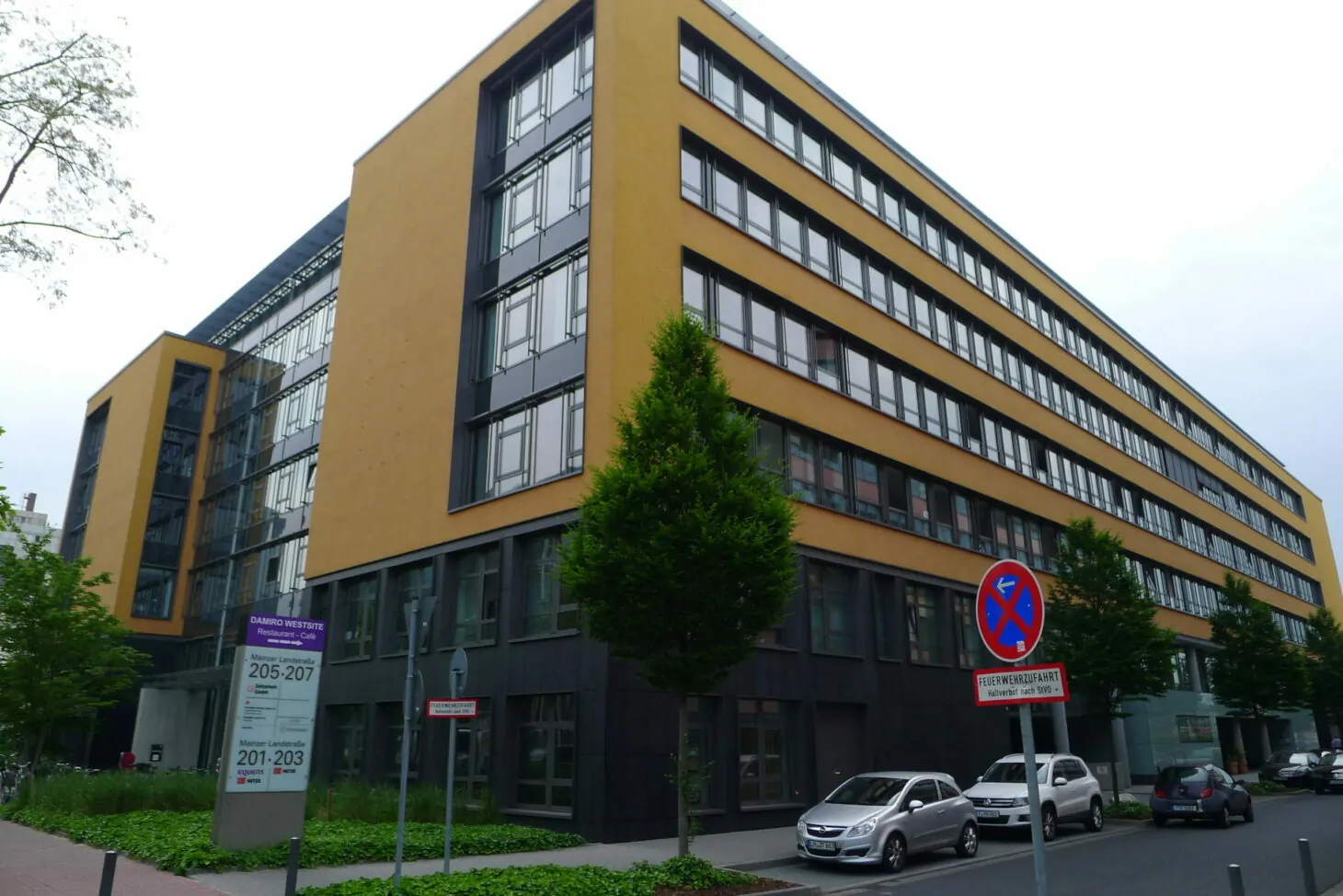 Außenansicht eines gelben Gebäudes, valantic Niederlassung Frankfurt am Main