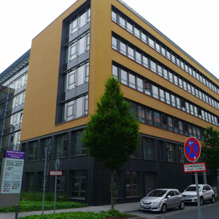 Außenansicht eines gelben Gebäudes, valantic Niederlassung Frankfurt am Main