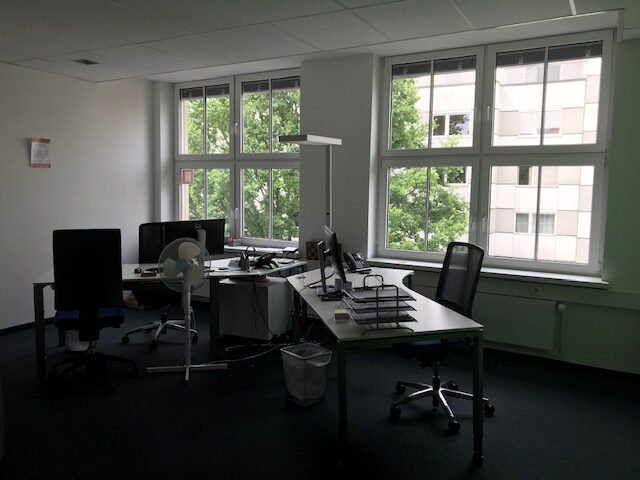 Bild von Schreibtischen in einem Büro, Proc-IT Fürth valantic