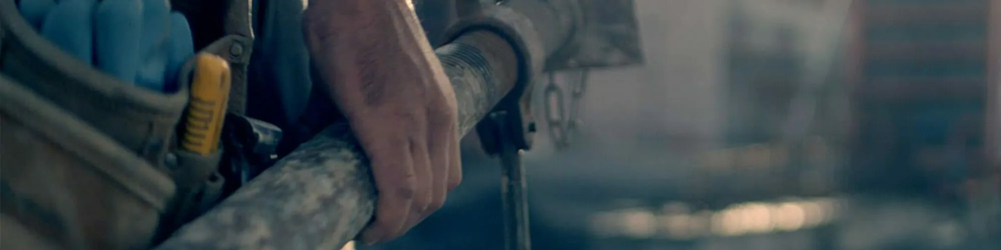 Bild der Hand eines Mannes der einen Stahlträger trägt valantic-case-study-sfs-1