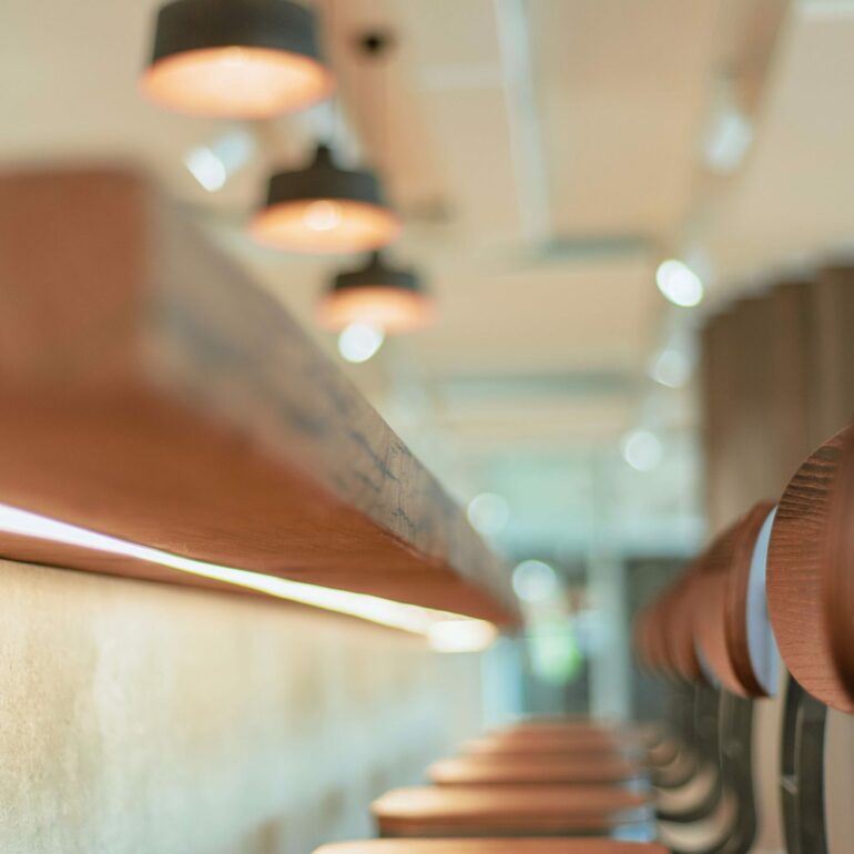 Nahaufnahme von einer Bar und von Barhockern, valantic Niederlassung Customer Engagement & Commerce St. Gallen