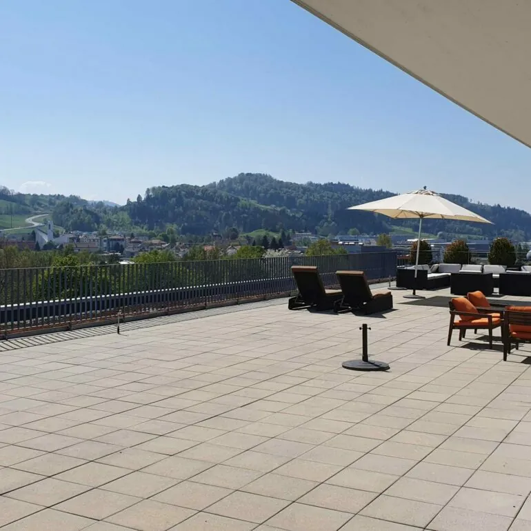 Bild einer Dachterrasse und Ausblick, valantic Niederlassung Customer Engagement & Commerce St. Gallen