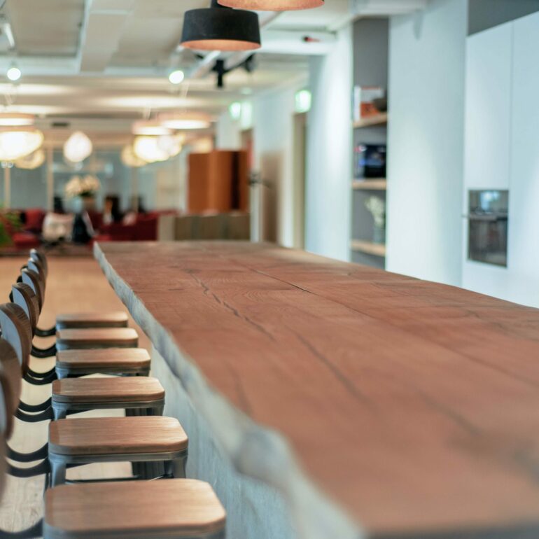 Bild einer Küche und eines Esstisches mit Stühlen, valantic Niederlassung Customer Engagement & Commerce St. Gallen