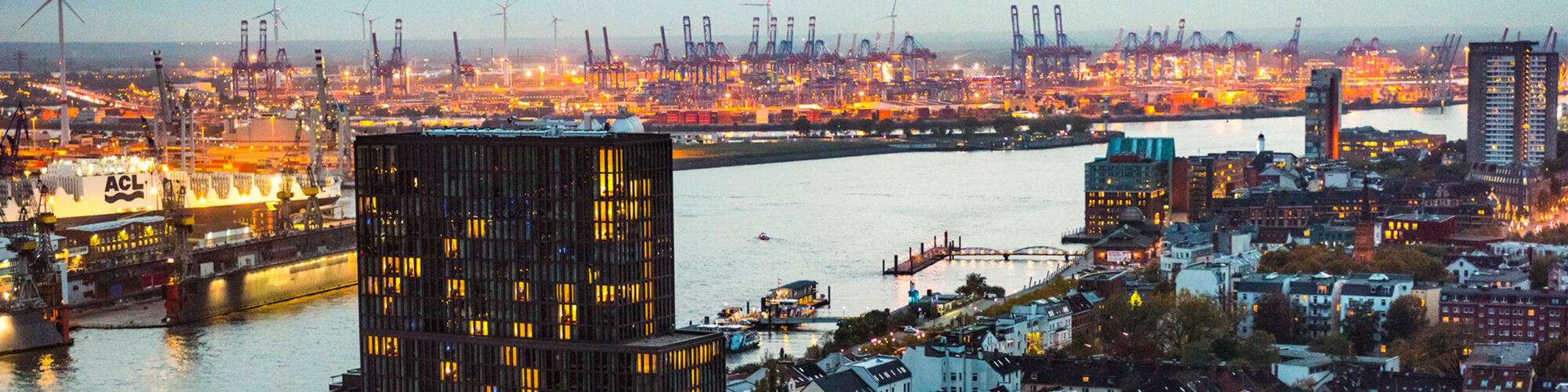 Stadtansicht Hamburg und Hamburger Hafen, valantic Niederlassung Business Analytics Hamburg