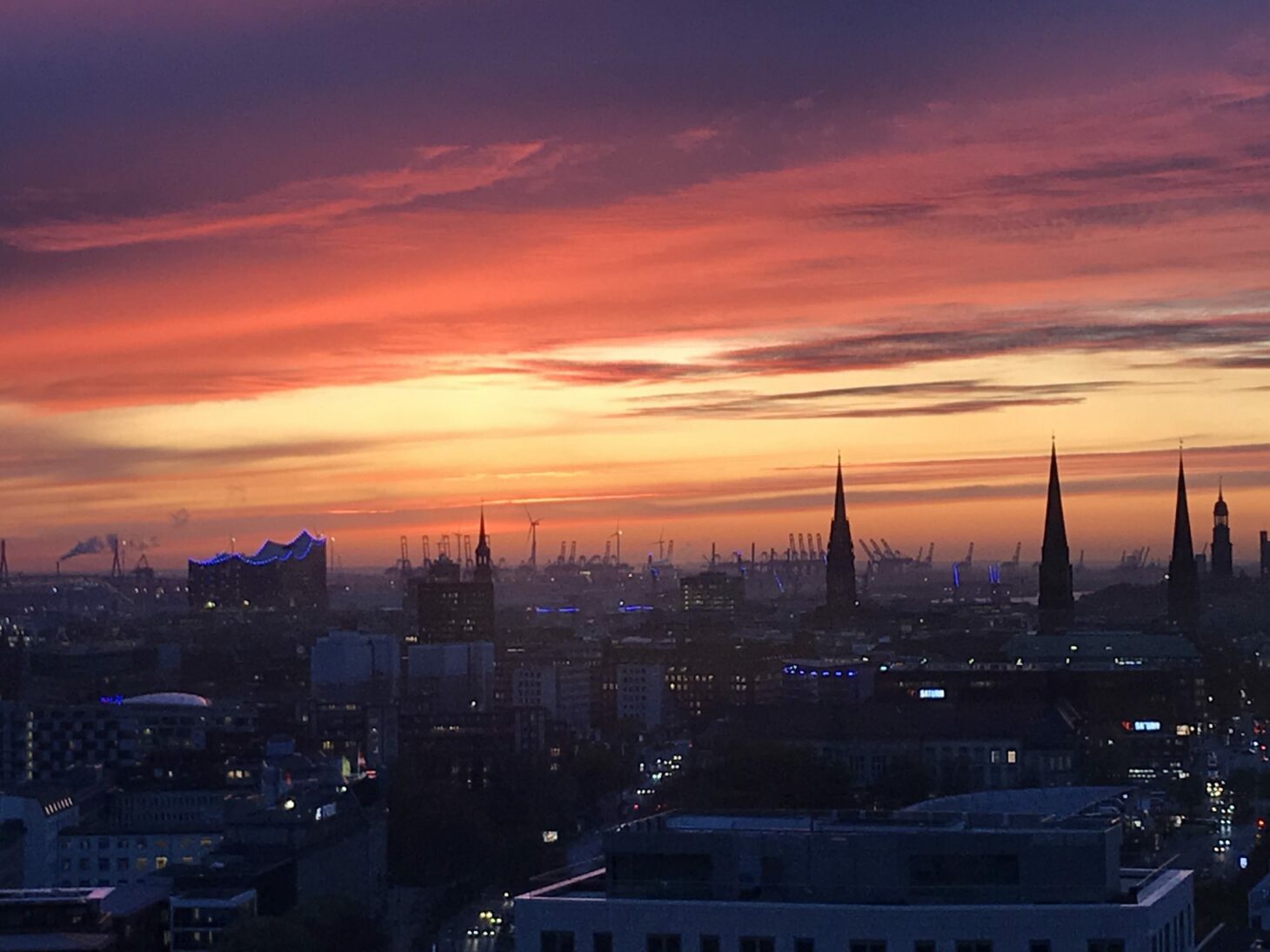 Bild von einem Sonnenuntergang und der Aussicht auf Hamburg, valantic Niederlassung Business Analytics Hamburg