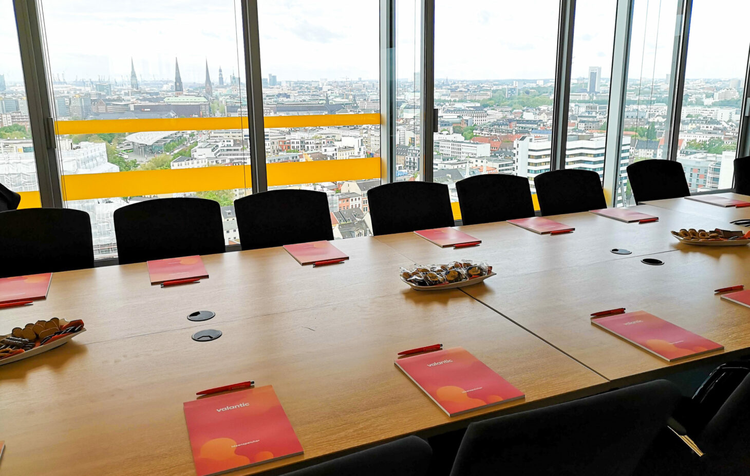 Bild von einem Meetingraum, valantic Niederlassung Business Analytics Hamburg