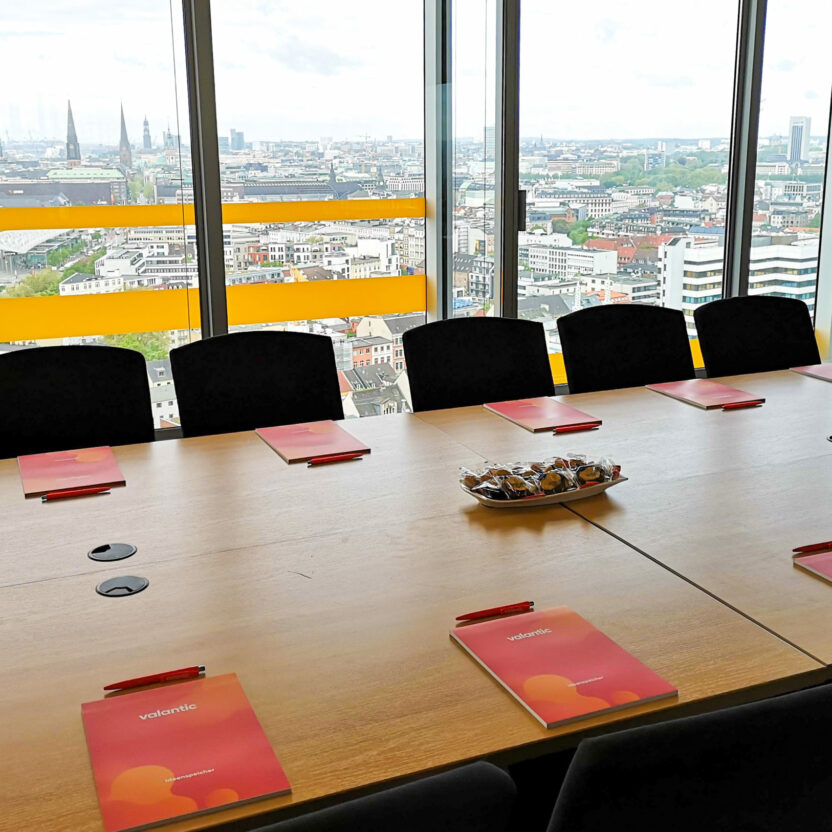 Bild von einem Meetingraum, valantic Niederlassung Business Analytics Hamburg