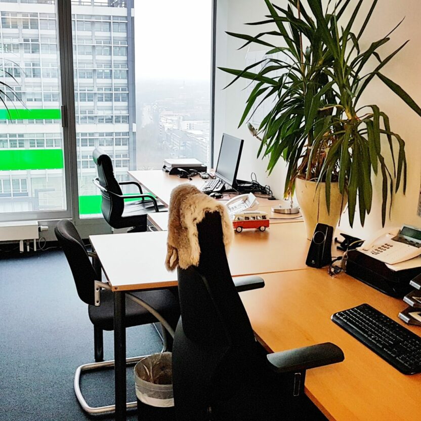 Bild von Schreibtischen in einem Büro, valantic Niederlassung Business Analytics Hamburg