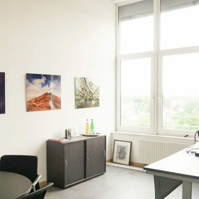 Bild von einem Büroraum mit Besprechungstisch, valantic Niederlassung Siegburg