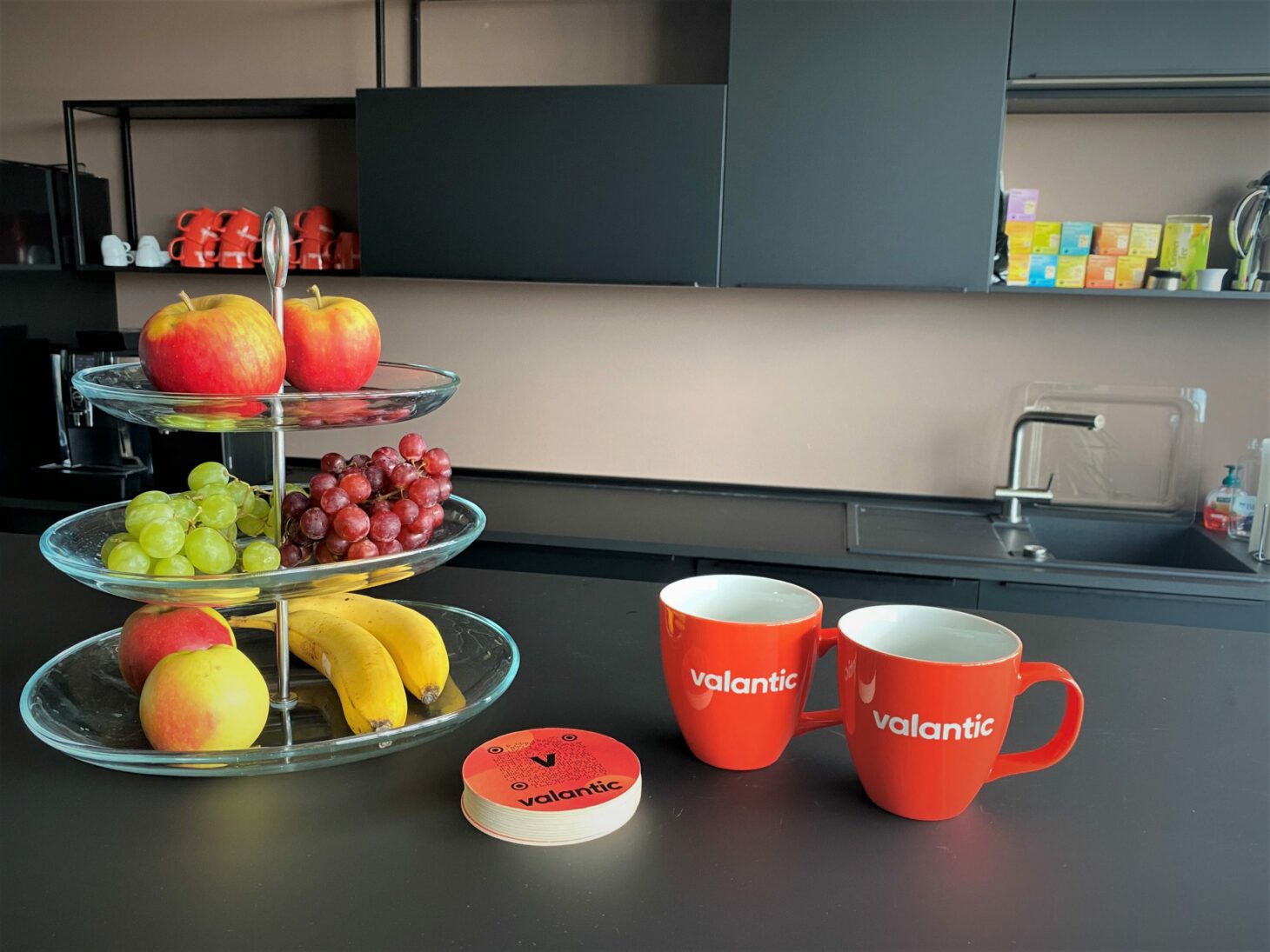 Bild der Niederlassung von INTARGIA - a valantic company, Küchenbereich mit einer Etagere und Obst sowie valantic Tassen