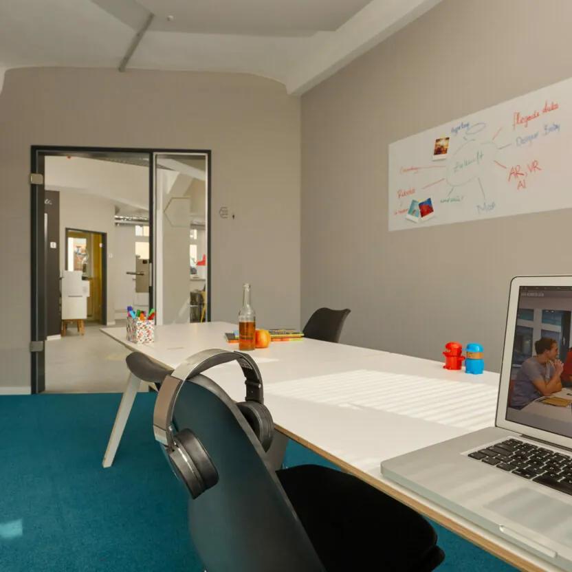Bild des Co-working space BEEHIVE, Arbeitsplatz der Mitarbeiter*innen von netz98 - a valantic company in Hamburg, Büroraum und Laptop