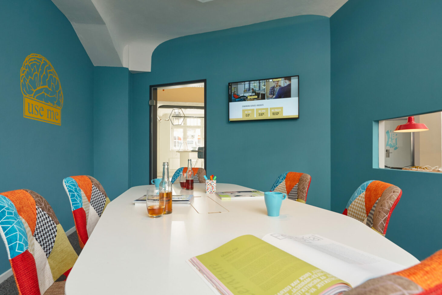 Bild eines Meetingraumes, Co-working space BEEHIVE von netz98 - einem Unternehmen von valantic in Hamburg, Konferenzraum