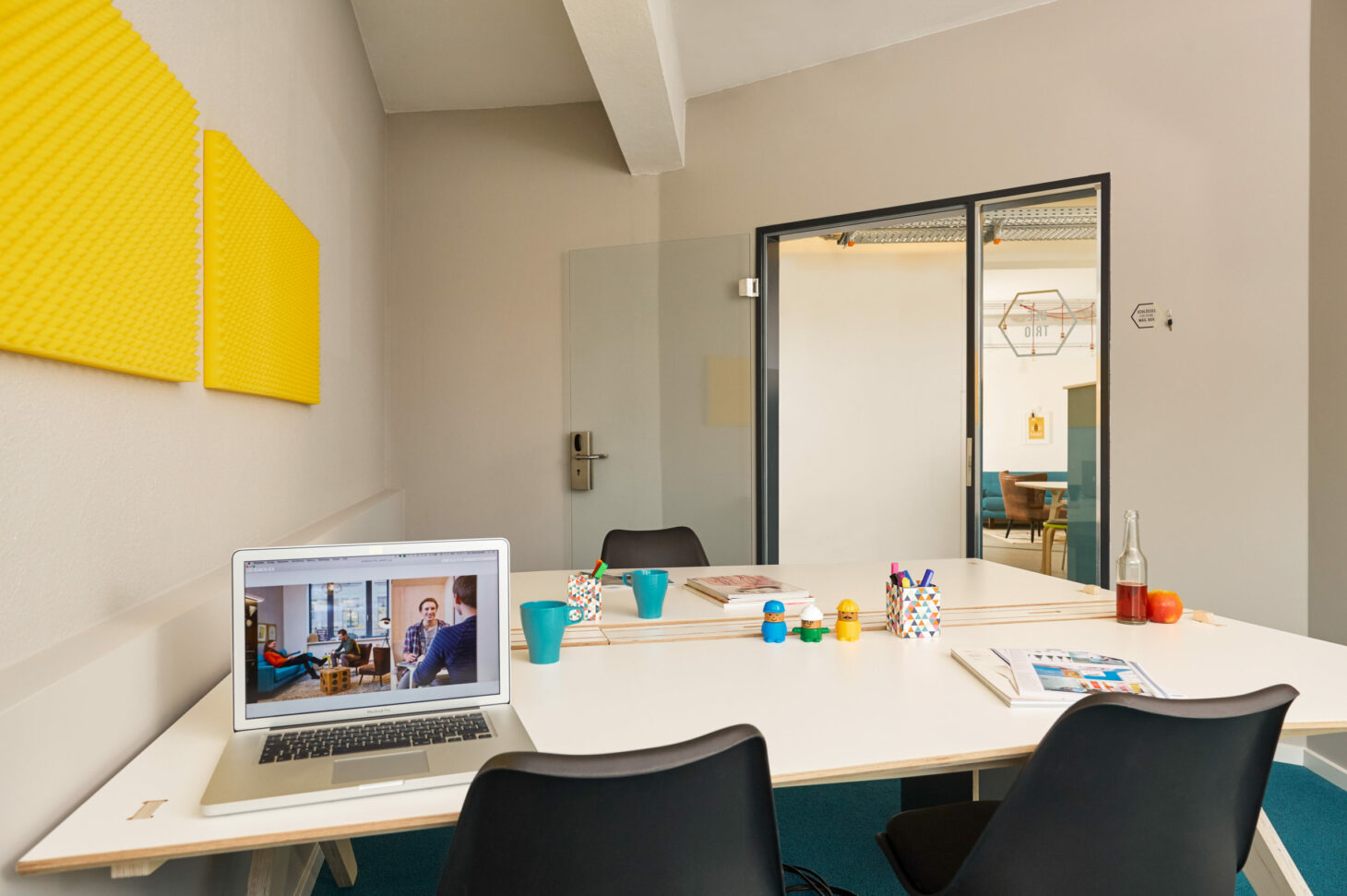 Bild eines Meetingraumes, Co-working space BEEHIVE von netz98 - einem Unternehmen von valantic in Hamburg