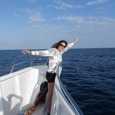Über uns - Team - Bild von Nicole Heim, Finance and Human Resources Managerin bei valantic, auf einem Boot