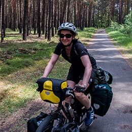 About us - Team - Bild von Birgitt Schmidt-Tophoff, Director Recruitment bei valantic, beim Fahrrad fahren im Wald