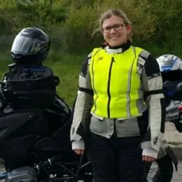 About us - Team - Bild von Katharina Sander, Sales Managerin bei valantic, vor einem Motorrad
