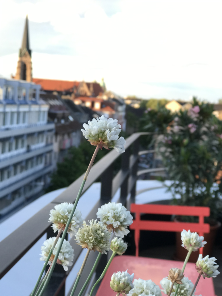 Image of a balcony and flowers, office of valantic Customer Engagement & Commerce (CEC) in Mannheim