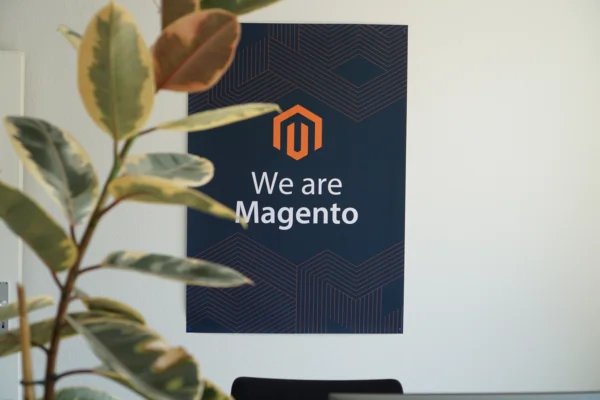 Bild eines Schildes mit der Aufschrift "We are Magento" im Büro von netz98 - a valantic company in Stuttgart, Leinfelden-Echterdingen