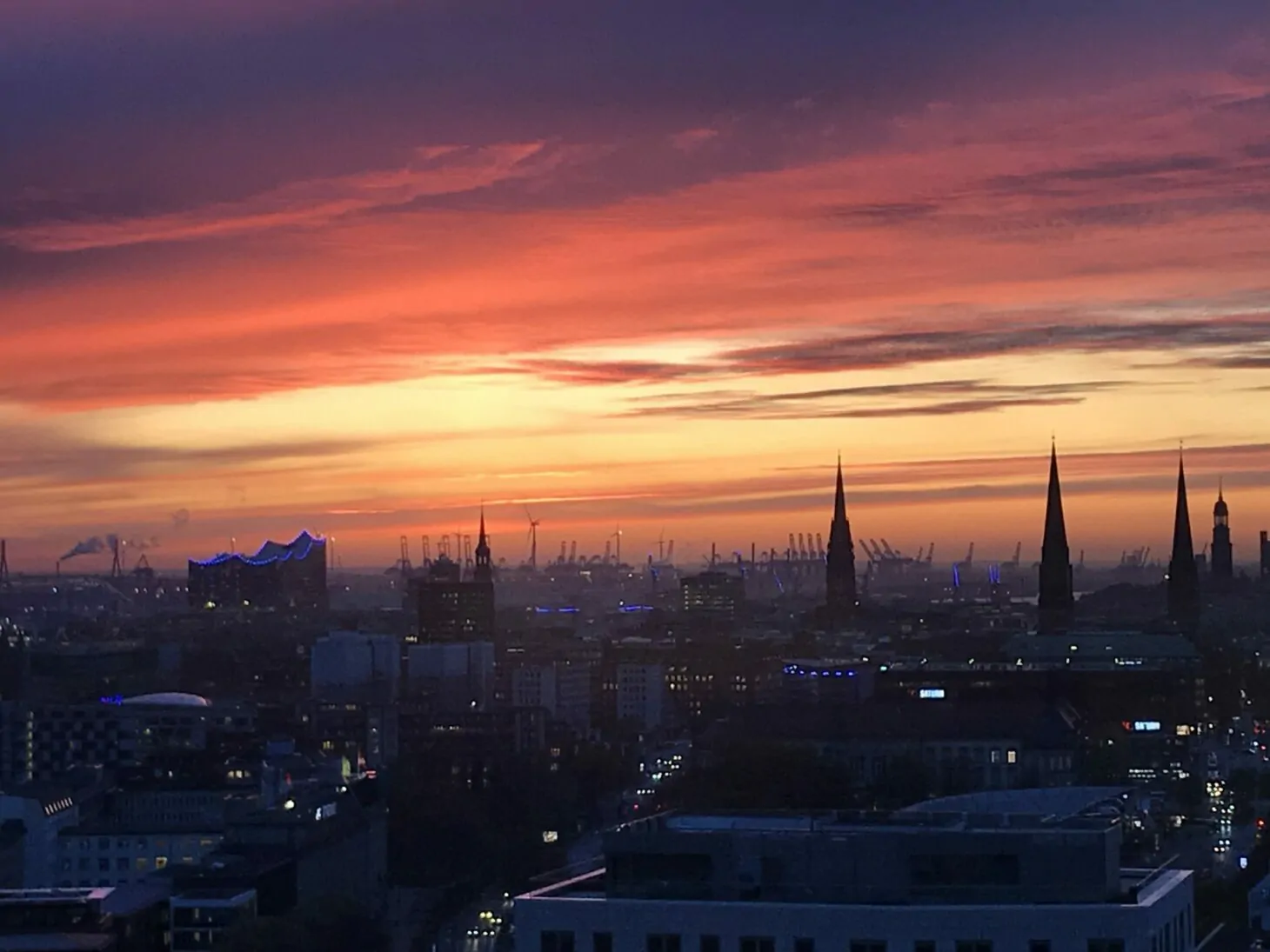 Image of a sunset and the view of Hamburg, valantic branch Business Analytics Hamburg