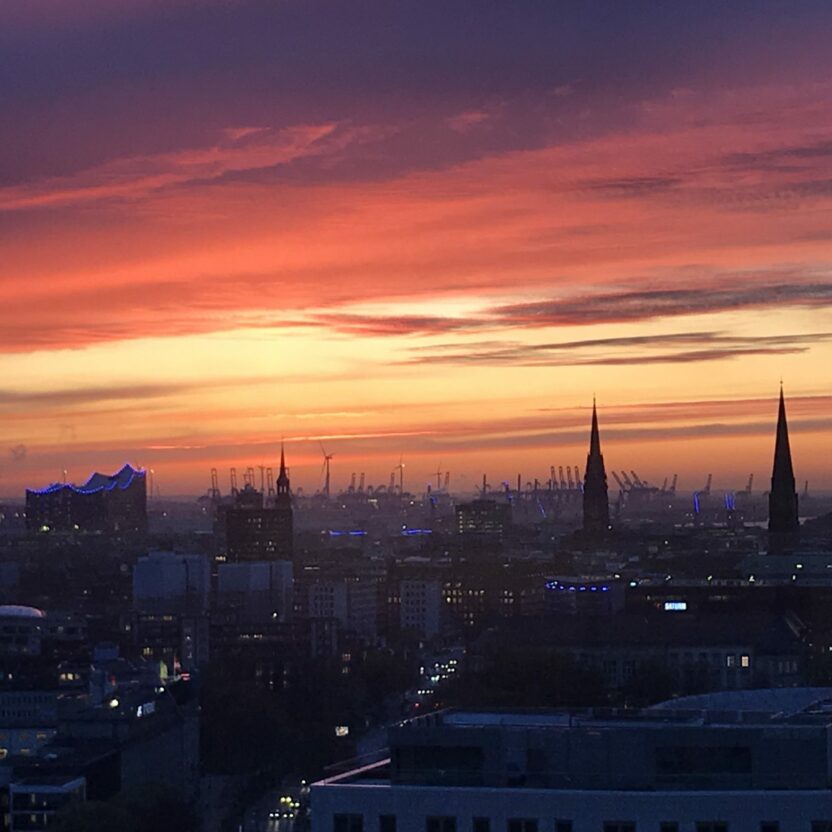 Image of a sunset and the view of Hamburg, valantic branch Business Analytics Hamburg