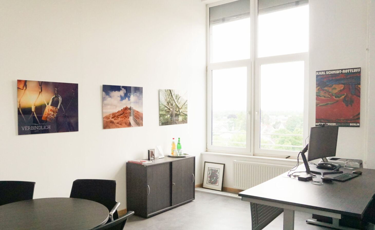 Bild von einem Büroraum mit Besprechungstisch, valantic Niederlassung Siegburg