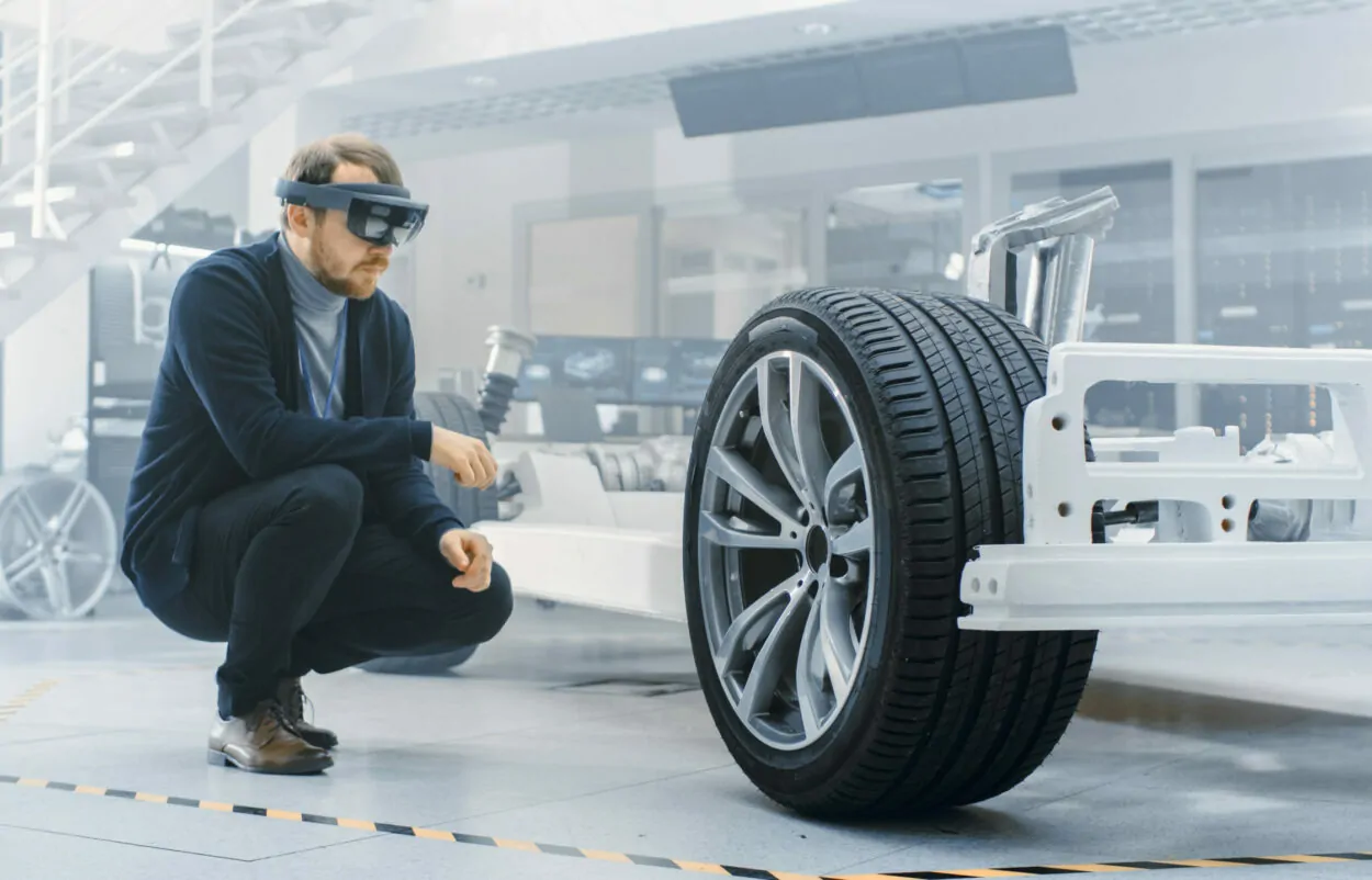 Bild eines Automotive Ingenieurs, der mithilfe einer VR-Brille an einem Auto arbeitet, Trend in der Automotive-Industrie: Industrie 4.0, KI Automotive