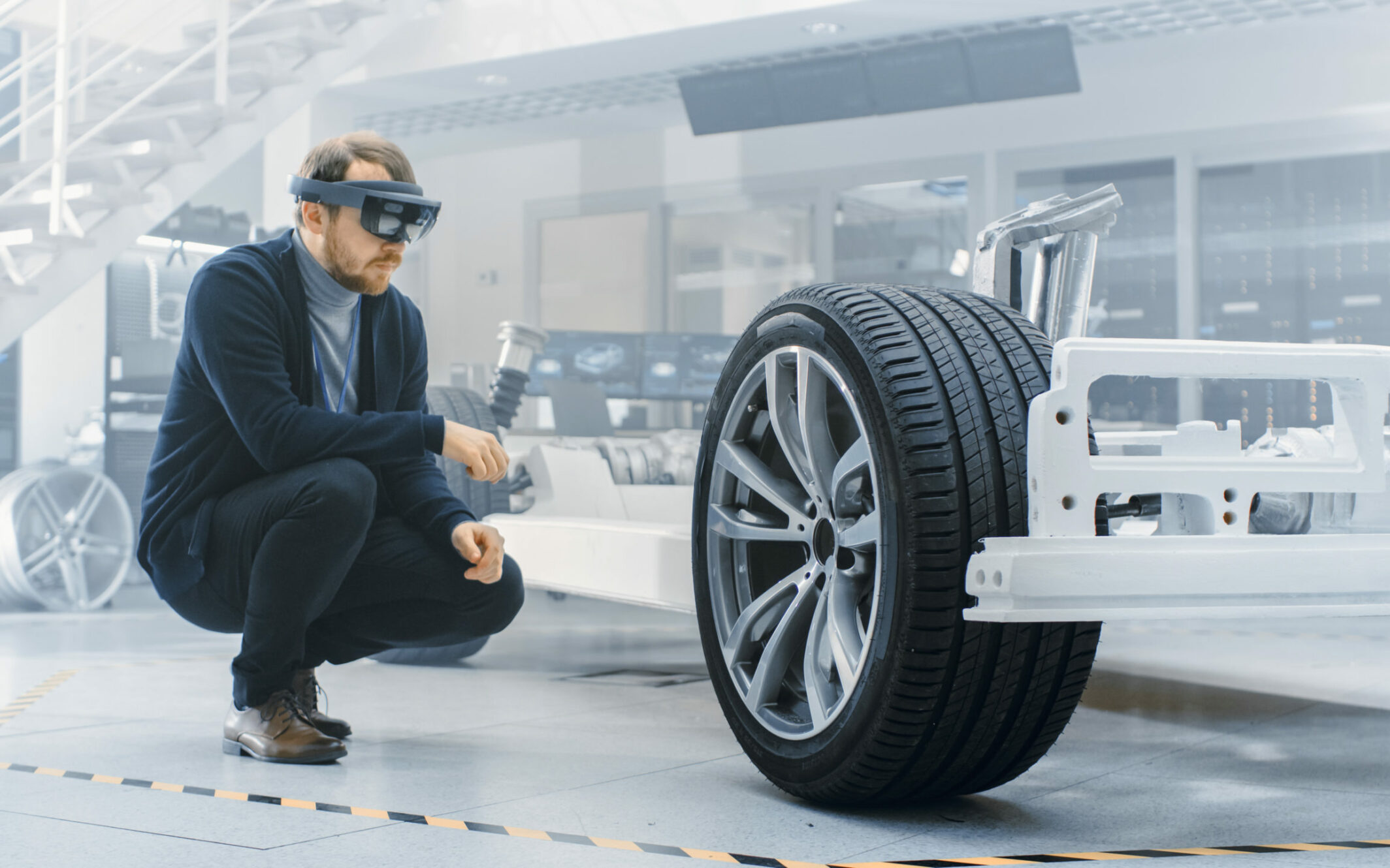 Bild eines Automotive Ingenieurs, der mithilfe einer VR-Brille an einem Auto arbeitet, Trend in der Automotive-Industrie: Industrie 4.0, KI Automotive