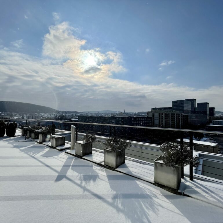 Image of the roof terrace of the valantic branch in Zurich in winter
