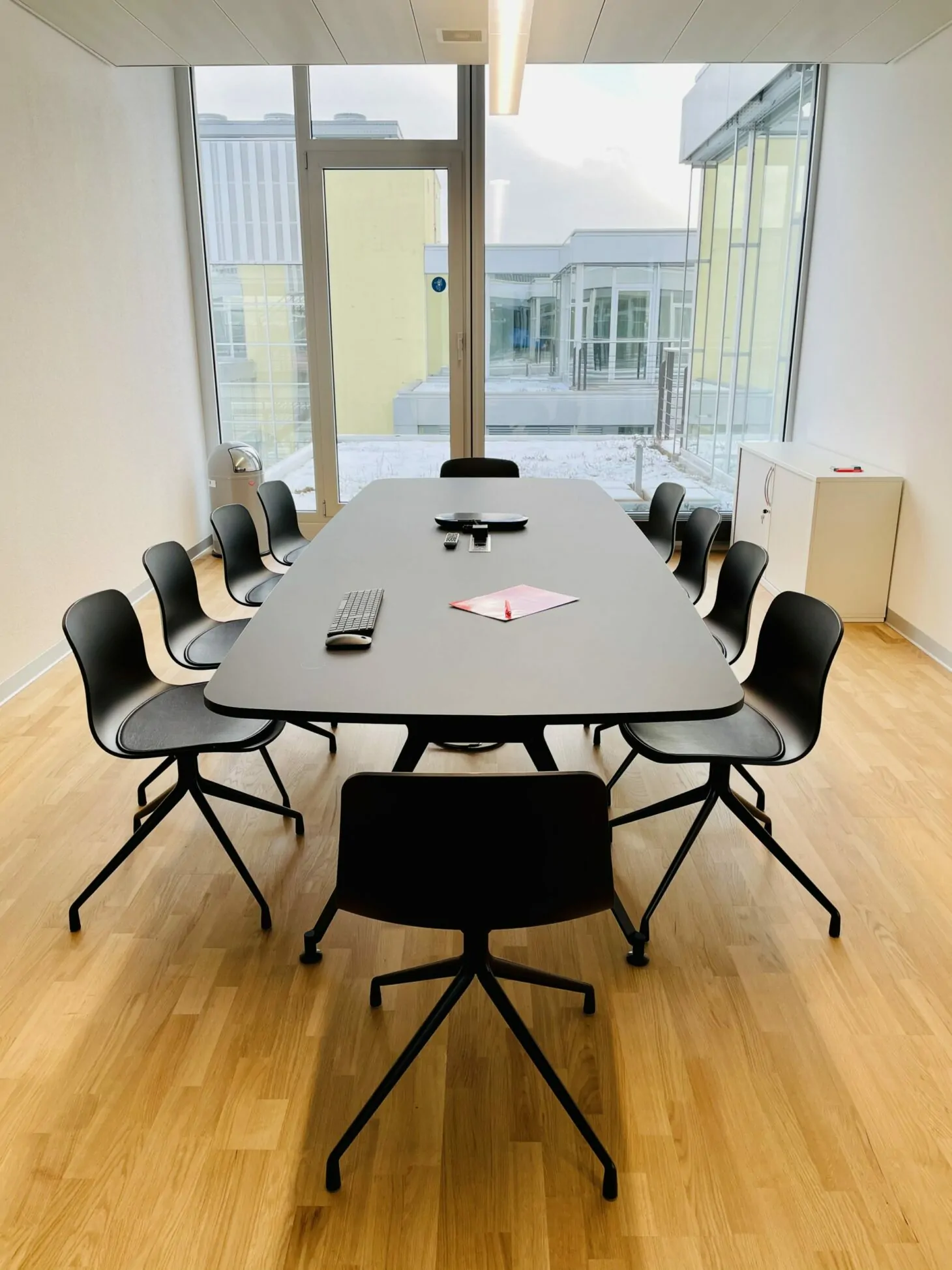 Image of the conference room of the valantic Zurich branch with a view of the window