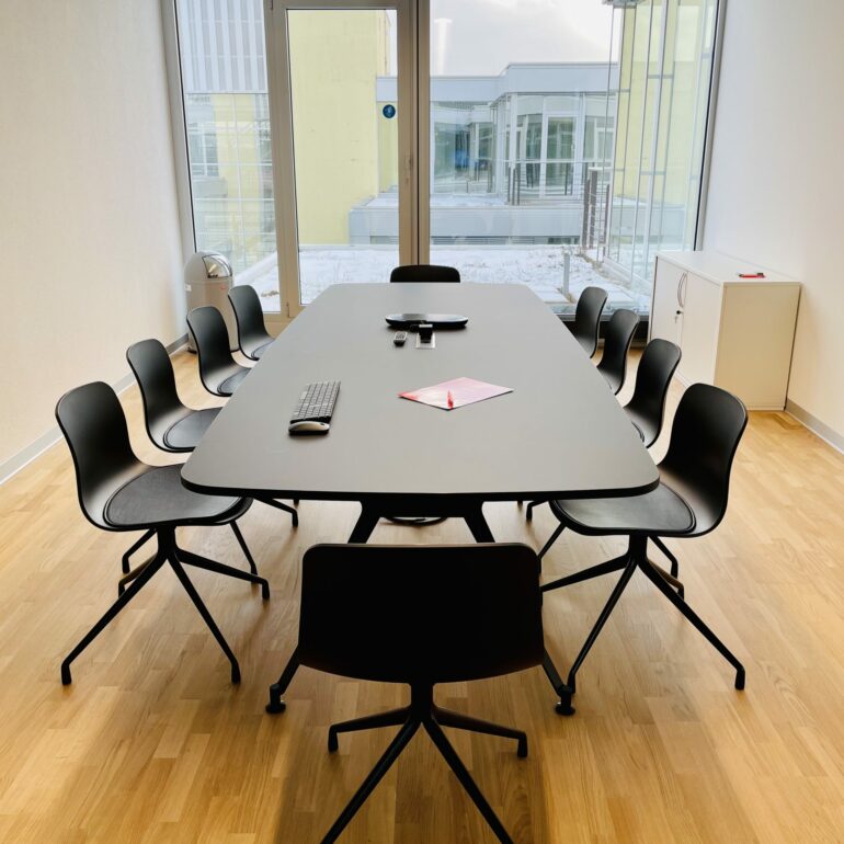 Image of the conference room of the valantic Zurich branch with a view of the window