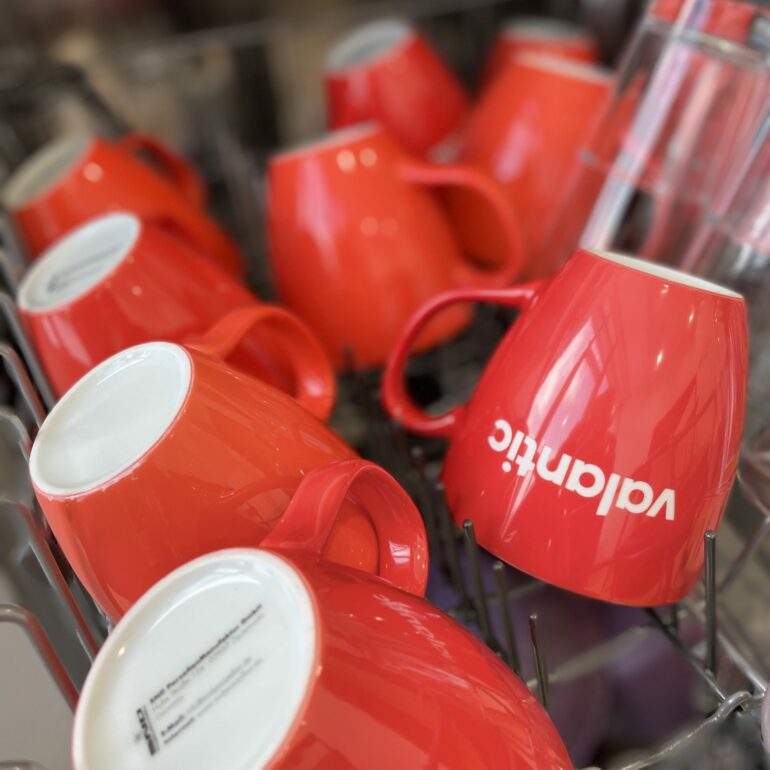 Image of cups in a washing machine at the valantic branch in Zurich