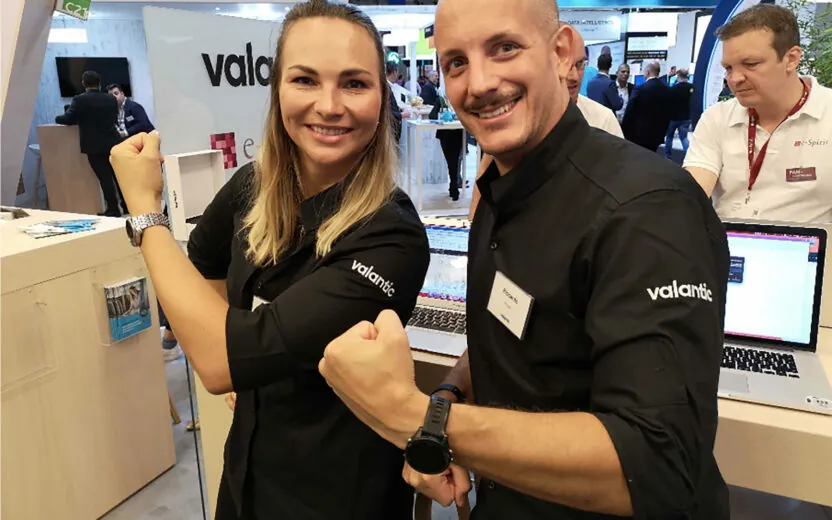 Bild von zwei valantic Mitarbeiter*innen auf einer Messe