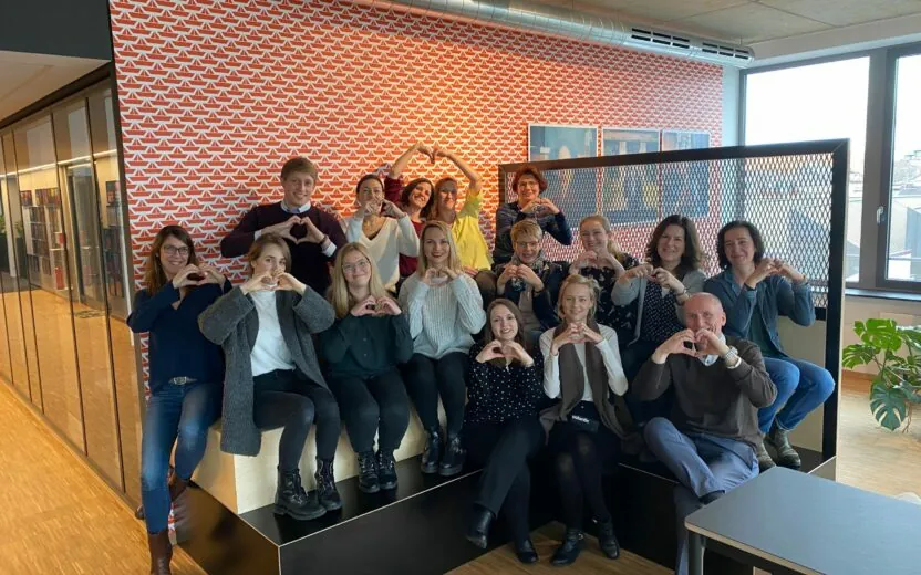 Bild von valantic Mitarbeiter*innen, die mit den Händen ein Herz formen