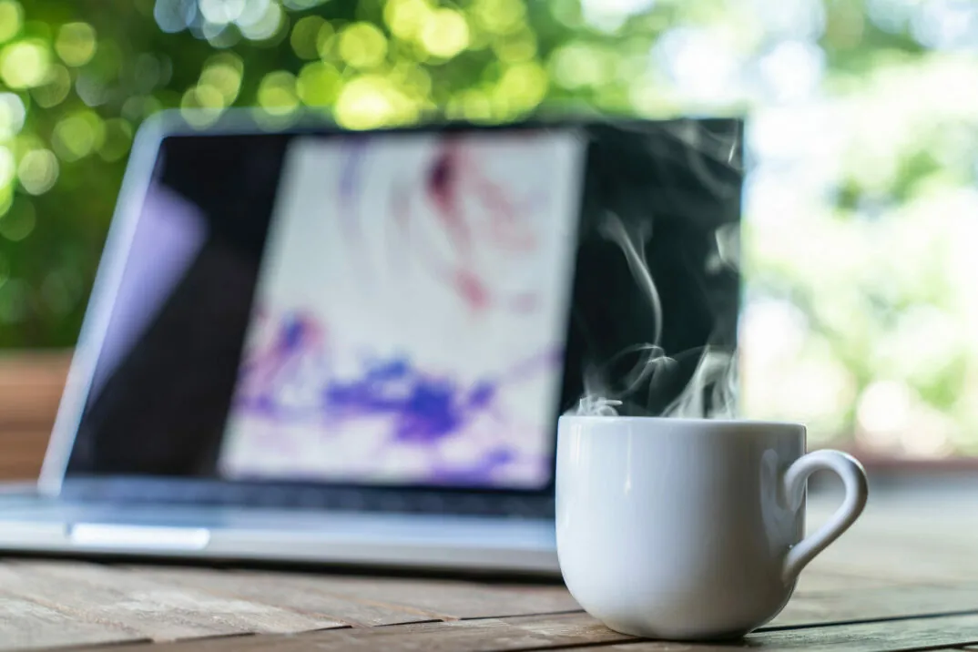 Picture of a coffee in front of a laptop - Emmi Success Story - MicroStrategy
