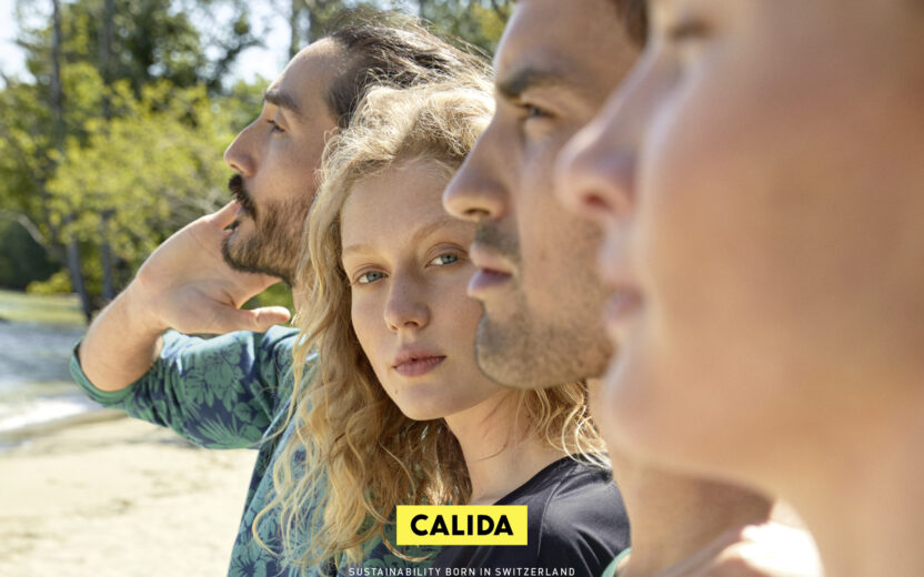 Auf diesem Bild sehen Sie mehrere Menschen am Strand mit Kleidung von CALIDA | Success Story: Calida mit IBM Planning Analytics