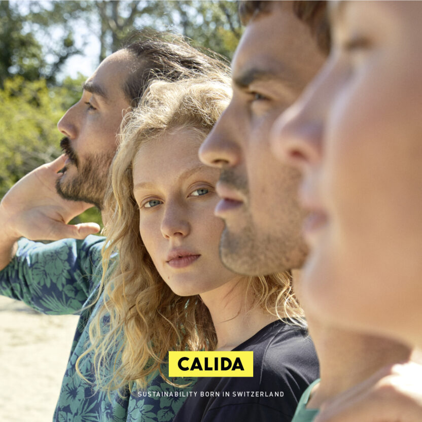 Auf diesem Bild sehen Sie mehrere Menschen am Strand mit Kleidung von CALIDA | Success Story: Calida mit IBM Planning Analytics
