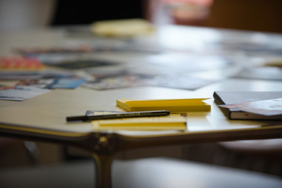 Bild von mehreren Notizzetteln und Stiften, valantic User Centered Approach