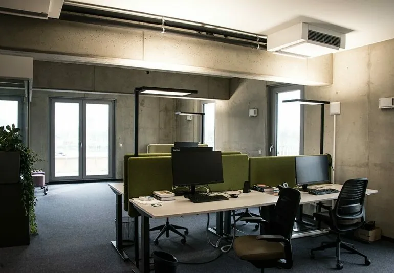 Foto des valantic ERP Consulting Büros in Dresden mit Schreibtischen