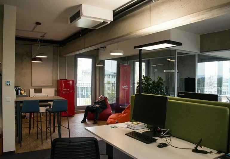 Foto aus dem valantic ERP Consulting Büro in Dresden mit Blick auf Arbeitsplätze und Lounge
