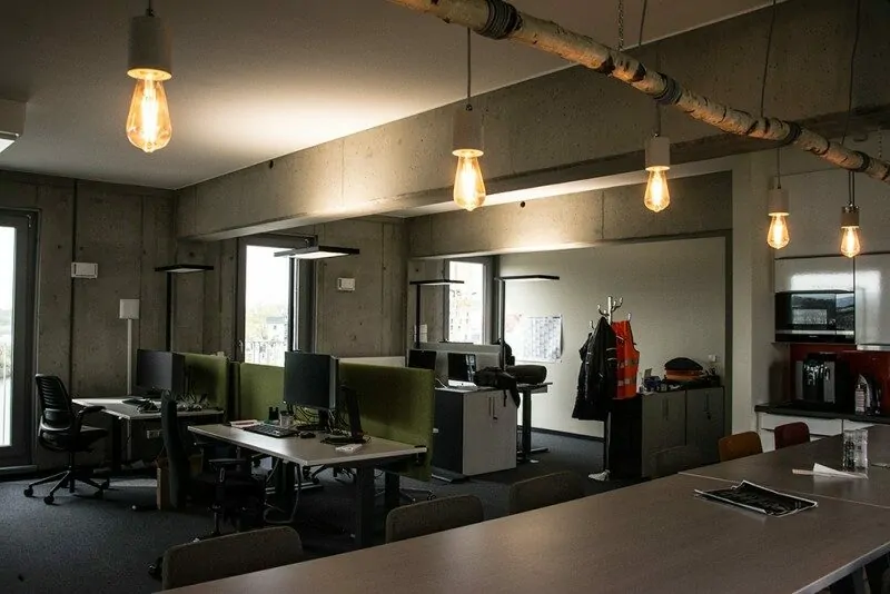 Foto aus dem valantic ERP Consulting Büro in Dresden mit Blick auf Arbeitsplätze und Küchenbereich