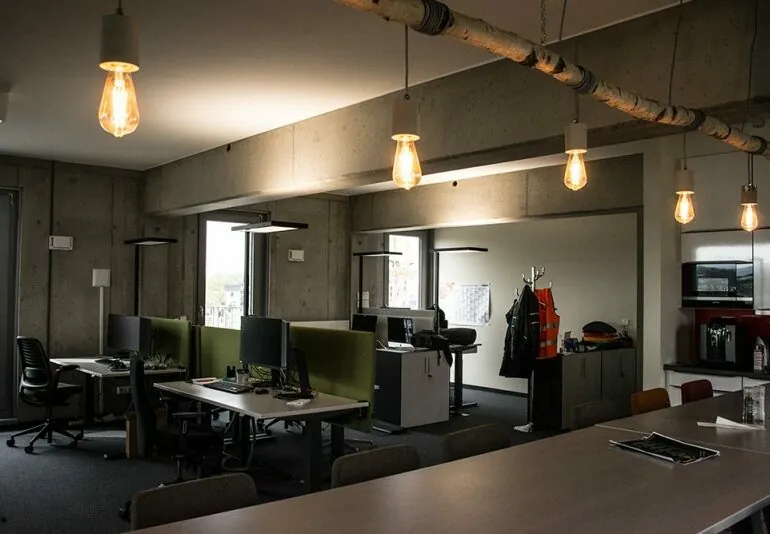 Foto aus dem valantic ERP Consulting Büro in Dresden mit Blick auf Arbeitsplätze und Küchenbereich