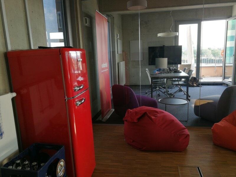 Foto aus dem valantic ERP Consulting Büro in Dresden mit Blick auf die Lounge mit Bierkasten und Kühlschrank