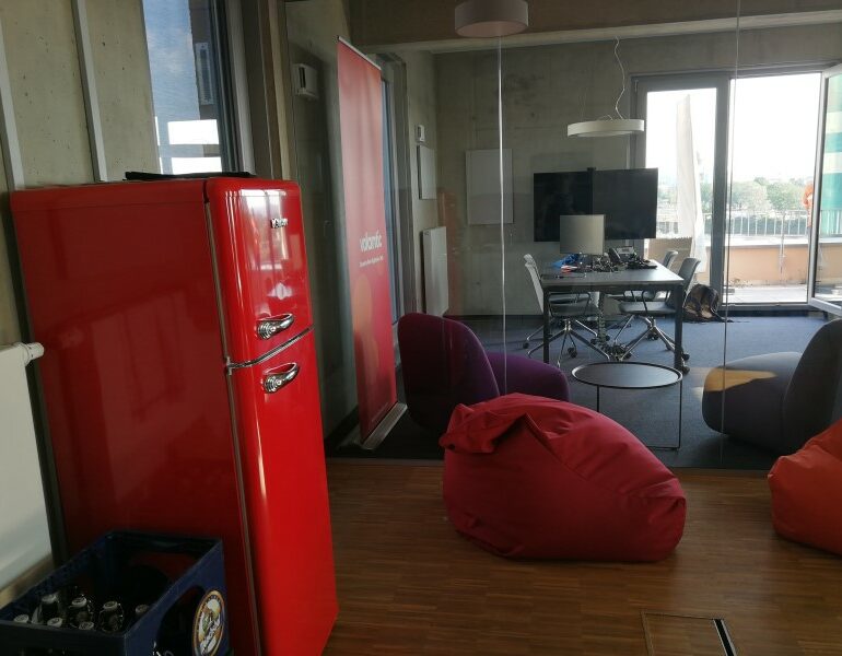 Foto aus dem valantic ERP Consulting Büro in Dresden mit Blick auf die Lounge mit Bierkasten und Kühlschrank